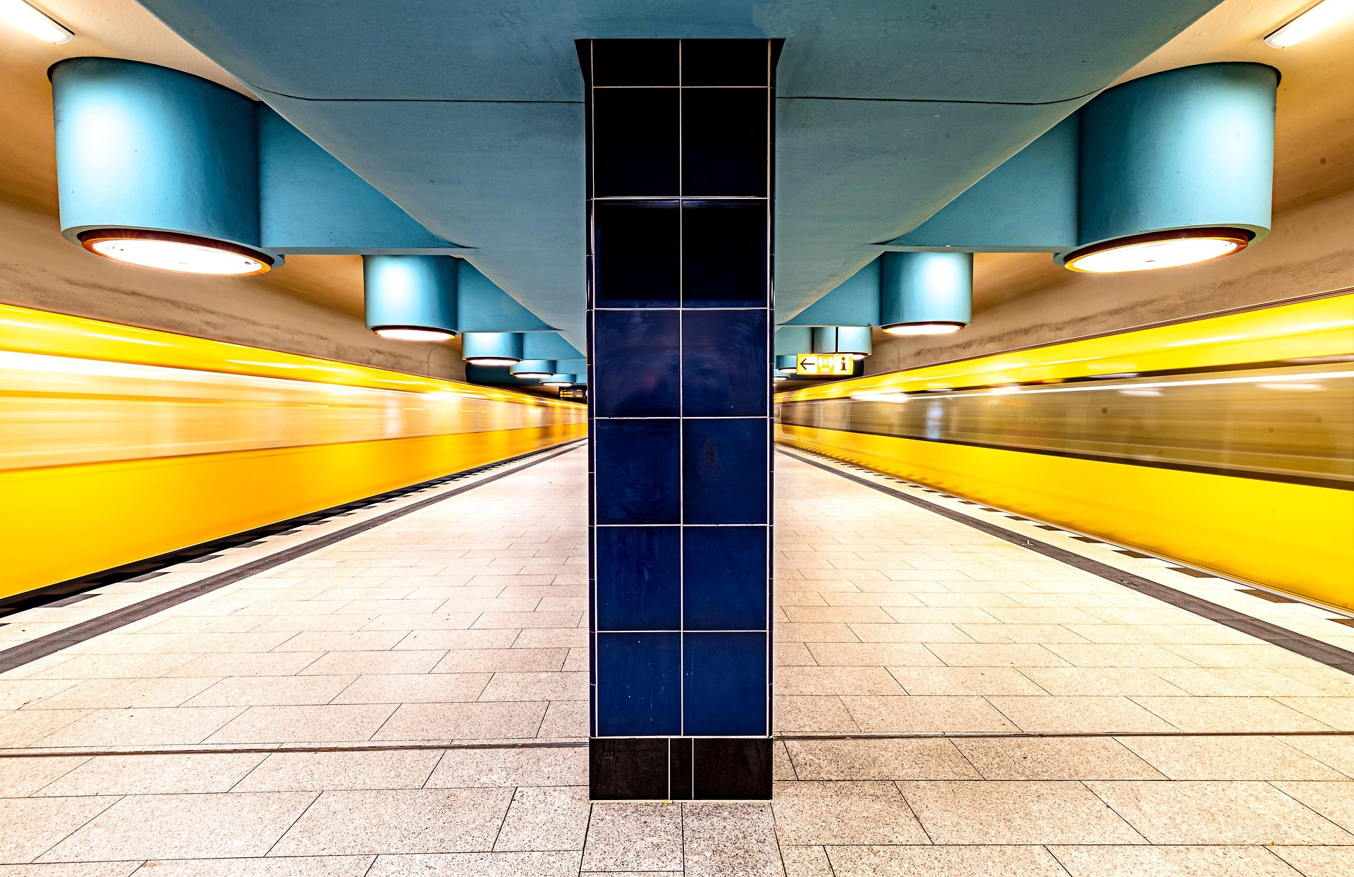 verlaten station met voorbijrazende treinen